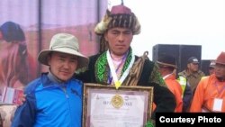 Женисбек Серикулы (с дипломом победителя соревнований)