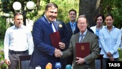 Михаил Саакашвили и Уильям Браунфилд подписывают меморандум о сотрудничестве