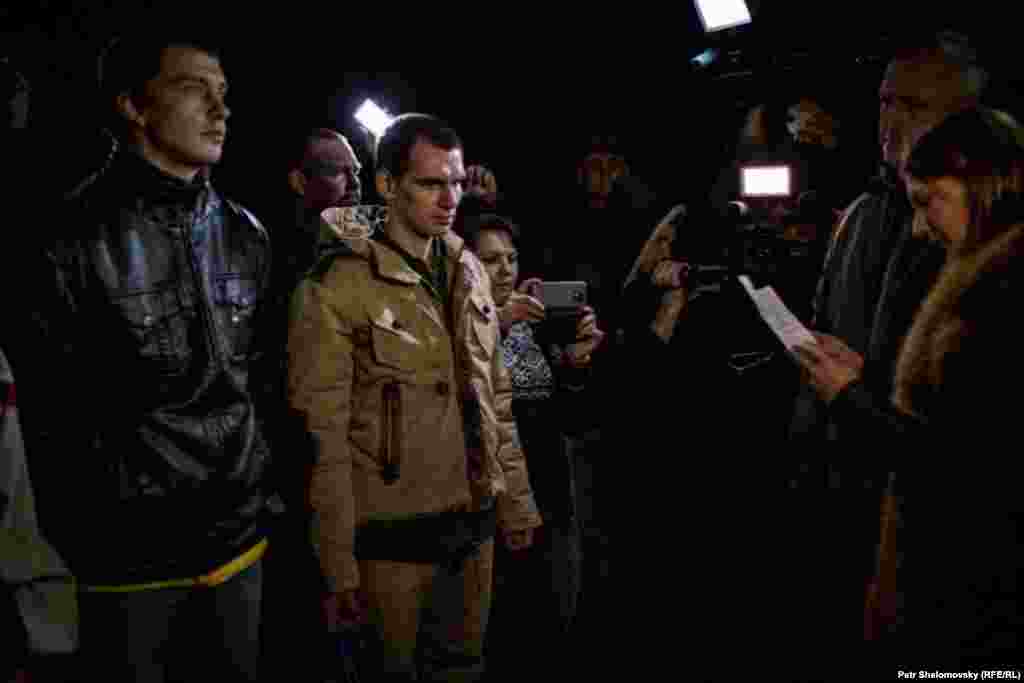 Донецк, обмен пленными между сепаратистами "ДНР" и киевскими силовиками, представители "ДНР" отпустили 16 человек. Фото Петр Шеломовский, "Настоящее время" 