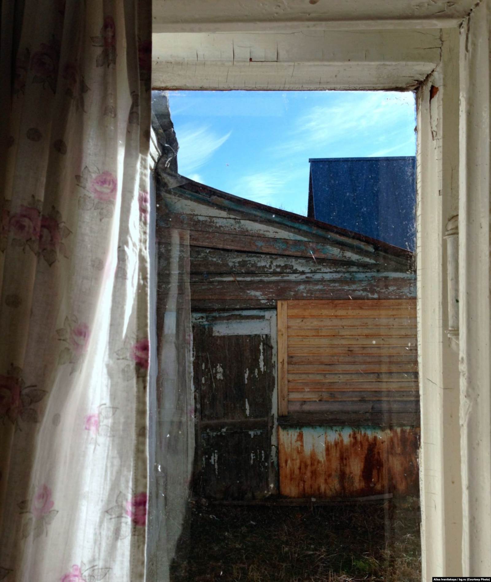 Вид на пристройку, где, по утверждению соседей, в 2014 году жил «подполковник Юшин с женой и тремя детьми»