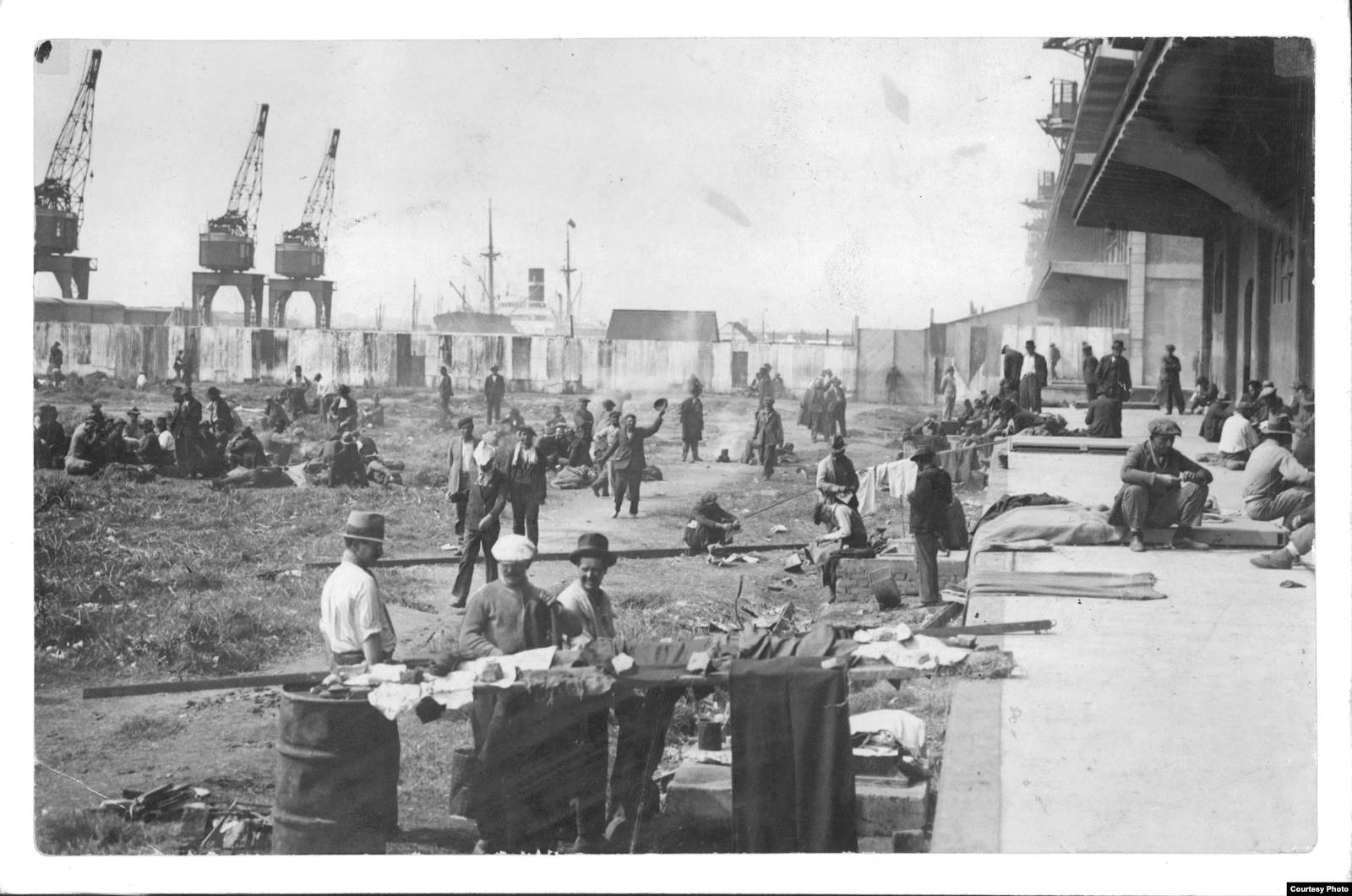 Начало 1930-х. Безработные иммигранты на месте будущей "Вищи 31". Фото: Archivo General de la Nacion Argentina