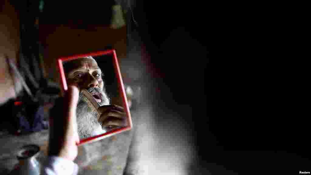 Сейчас Дурга учится в десятом классе с двадцатью 15-летними подростками. Они ласково зовут его "Баа", что в переводе с непальского значит "отец"