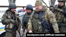 Глава СНБУ Александр Турчинов в окрестностях Мариуполя