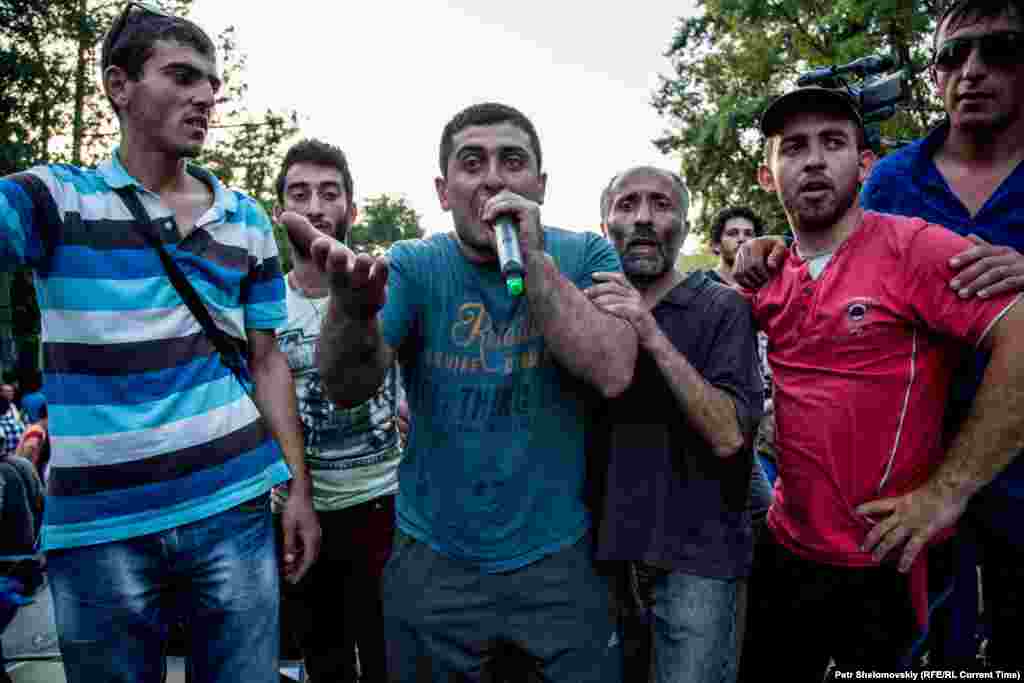 Полиция была готова растянуть колючую проволоку в случае, если люди начнут нападать на сотрудников полиции, сообщает корреспондент "НВ" Петр Шеломовский  Фото от 28 июня с проспекта Баграмяна