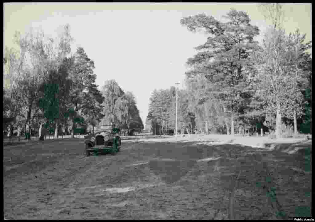 Примета нового времени и уникальный для Полесья того времени кадр: в Пинский район заехал автомобиль 