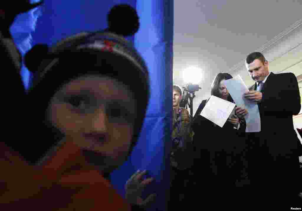 Мэр Киева Виталий Кличко на избирательном участке в столице Украины