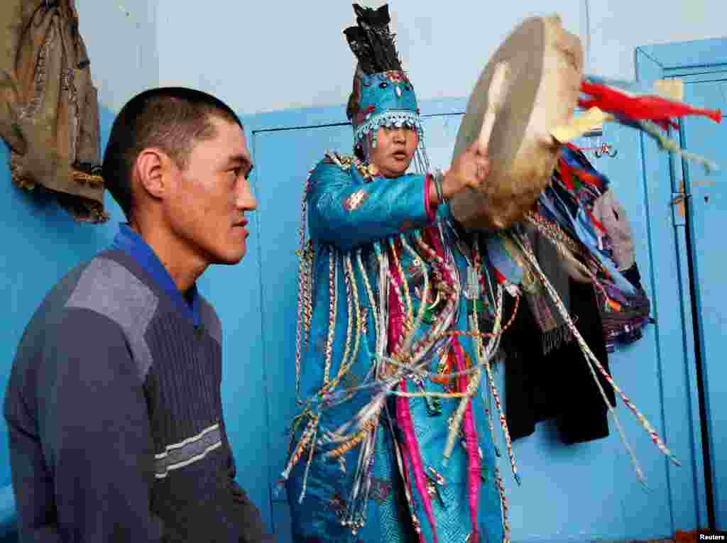 Шаманы утверждают, что являются проводниками между миром живых и миром духов На фото – шаман Чайлага Сат проводит ритуал излечения больного от эпилепсии