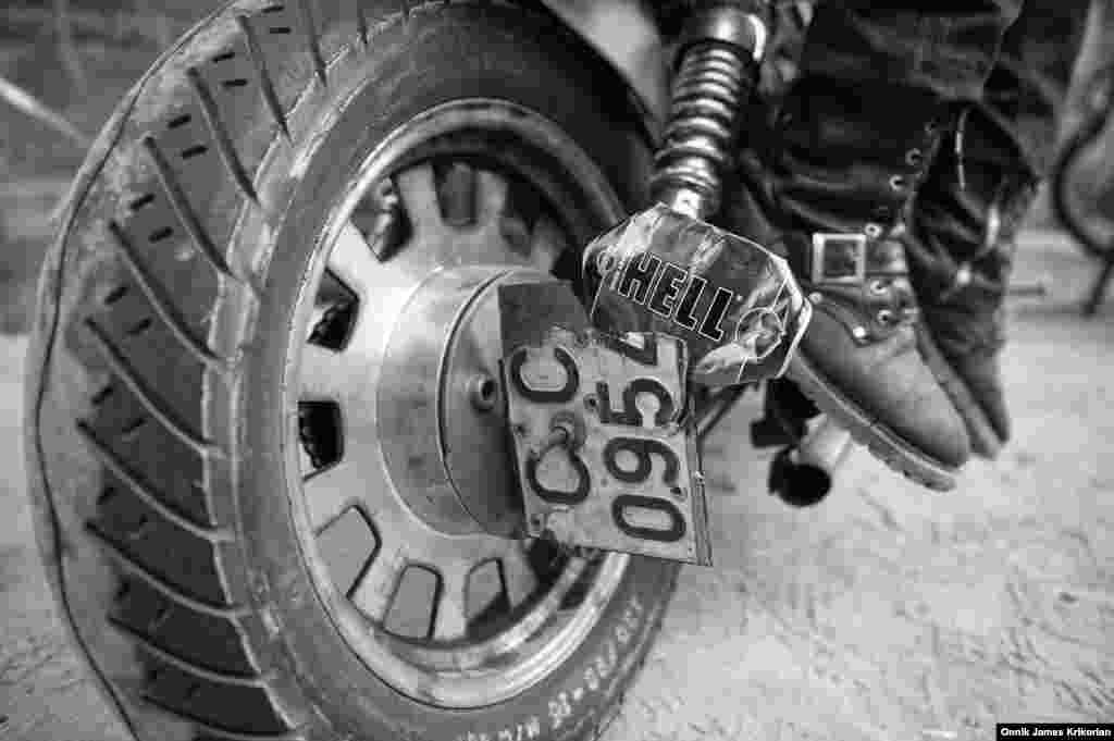 На фото – импровизированный номерной знак на байке "Безумного Дачи". Сам Гачечиладзе сейчас восстанавливается после недавней серьезной аварии