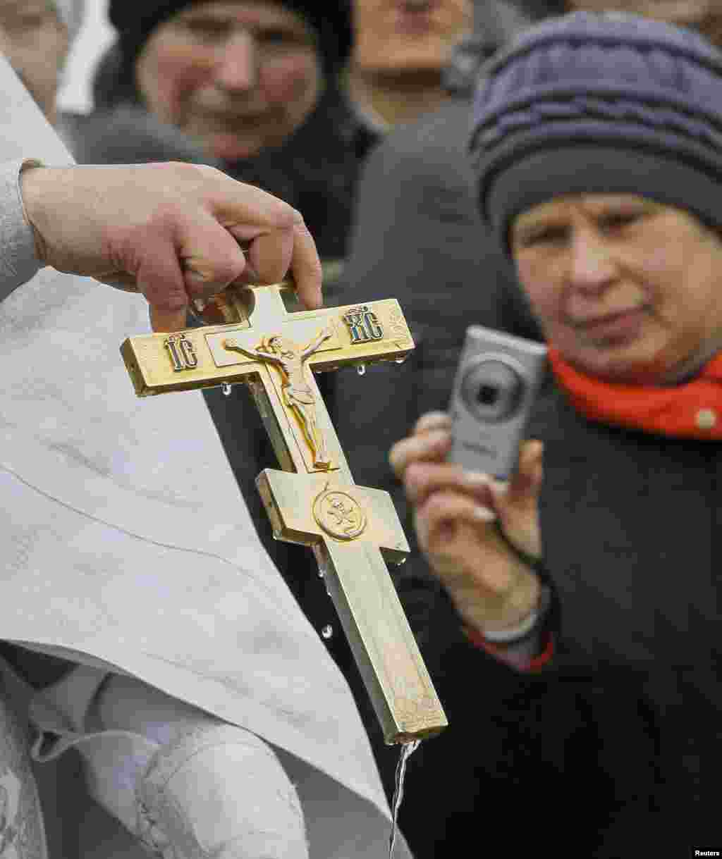 Православные в этот день отправляются в храмы за водой: они верят, что крещенская вода дает духовное и телесное здоровье