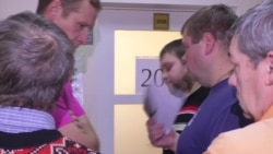 Автомобилисты в очереди за медсправками: "Правительство решило ободрать народ" Автомобилисты в очереди за медсправками: "Правительство решило ободрать народ"