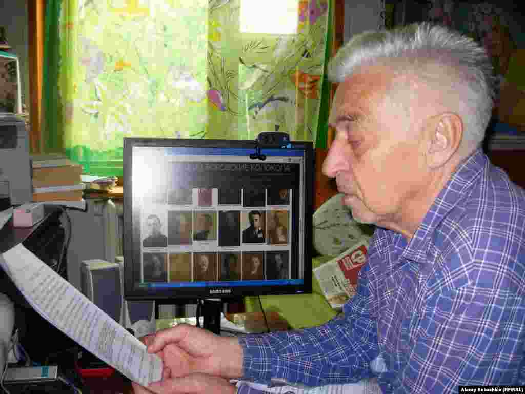 Восьмидесятилетний Владимир Овчинников – одна из главных достопримечательностей Боровска, небольшого провинциального городка в Калужской области. Художника называют "Боровским Бэнкси" за его социальное искусство: он изучает архивы НКВД и расписывает стены городских зданий фотографиями репрессированных и расстрелянных жителей. У Овчинникова свои счеты с властью: его деда и прадеда тоже расстреляли, а отца арестовали в 1937 году и отправили на 10 лет в лагерь на Колыме. Местные власти не раз заводили на художника дела о порче имущества, но художник продолжает расписывать стены, считая это своим моральным долгом.  Смотреть фильм и читать о Боровске и Овчинникове. 