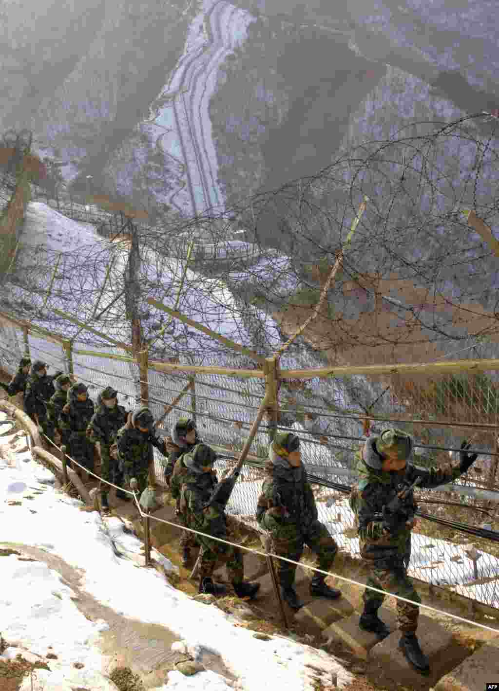 Еще одна стена находится на демилитаризированной зоне между Северной и Южной Кореями. Ее длина - 240 км, некоторые ее участки также находятся под напряжением. Забор между государствами появился в 70-х прошлого столетия, когда стороны не смогли договориться о перемирии. В августе 2015 стороны впервые за долгое время обстреляли друг друга