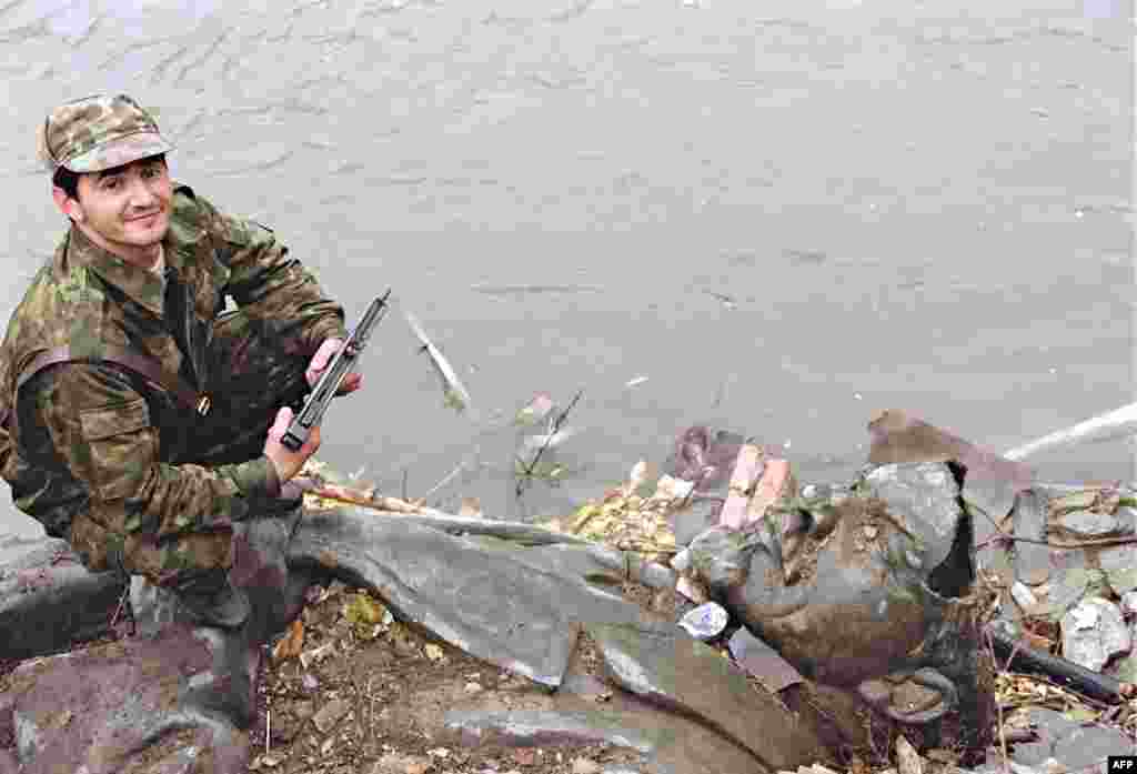 После распада СССР в 1991 году Чечня провозгласила независимость от России На фото – чеченский боец забрался на памятник Ленину