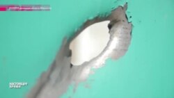 Местный житель показывает последствия обстрела в Марьинке и осколки снарядов Местный житель показывает последствия обстрела в Марьинке и осколки снарядов