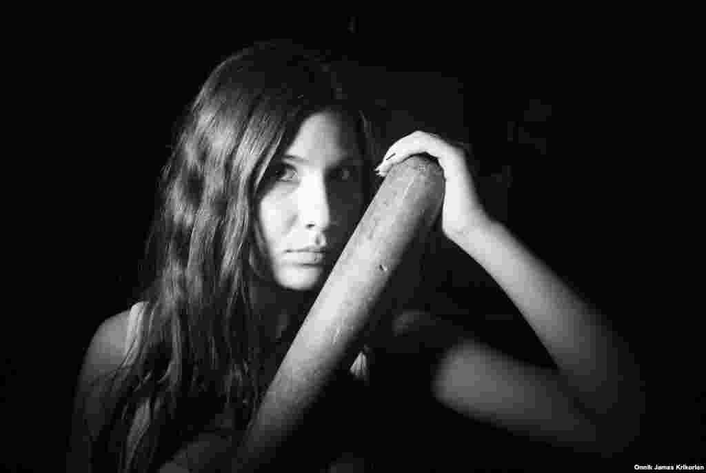 На фото – одна из двух барменов клуба Cross Riders Теона Маркозия. В свободное время она занимается танцами. 