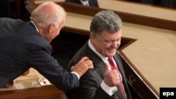 Вице-президент Джо Байден приветствует президента Украины Петра Порошенко на совместном заседании Конгресса, на Капитолийском холме в Вашингтоне, 18 сентября 2014