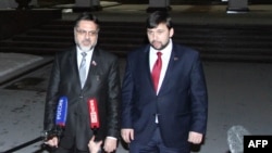 Представители "ДНР" и "ЛНР" Денис Пушилин и Владислав Дейнего в Минске 10 февраля 2015 года