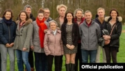 Мари Ко (высокая женщина в центре, со светлыми волосами) с избирателями