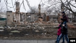 Разрушенный поселок в окрестностях Дебальцево