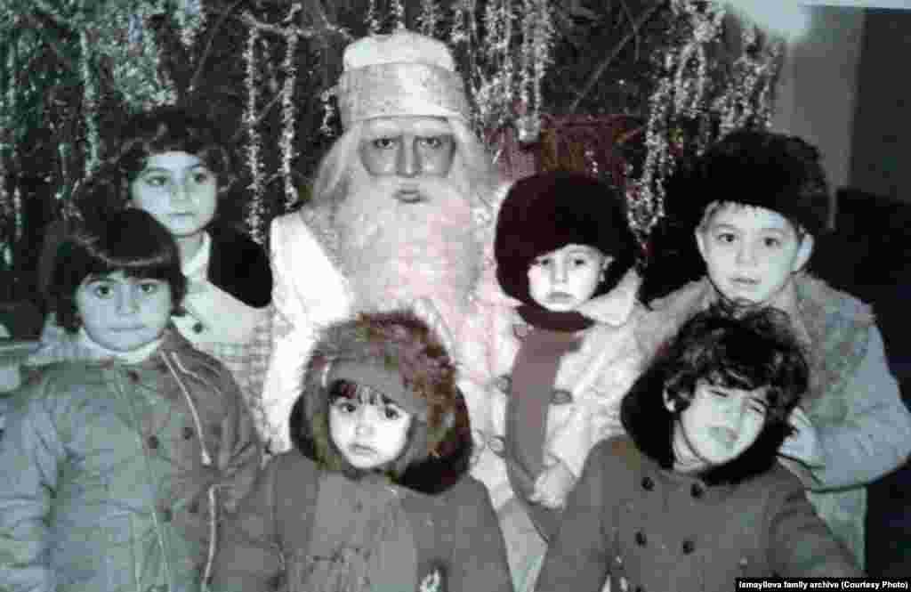 Сама журналистка и ее адвокаты считали дело политическим. Исмайлова получила известность благодаря своим расследованиям коррупции в высших эшелонах власти Азербайджана (На фото – маленькая Хадиджа в нижнем правом углу)