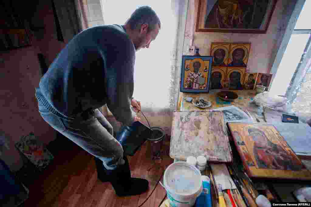 "Прожить здесь можно на десять тысяч в год. Мешок крупы и ведро масло – за глаза. Штанов хватает на десять лет, валенок, вот, хватило только на пять, украли"  