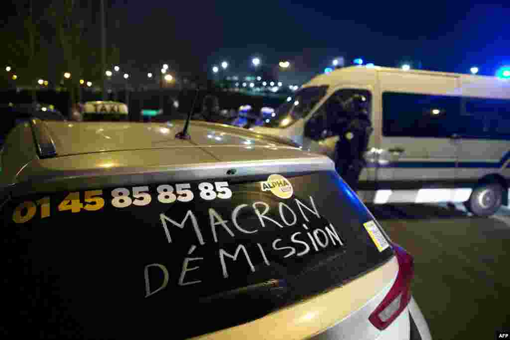 Компания, которая управляет парижскими аэропортами Орли и имени Шарля де Голля, обратилась к пассажирам с просьбой добираться в эти аэропорты на поездах. AFP сообщает, что каждый пятый рейс из аэропорта Шарль де Голль и Орли был отменен. На фото: надпись "Макрона в отставку" (Эммануэль Макрон – министр экономики, индустрии и цифровых технологий Франции – НВ)