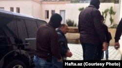 Рауфа Миркадырова ведут в здание суда, 25 апреля 2014