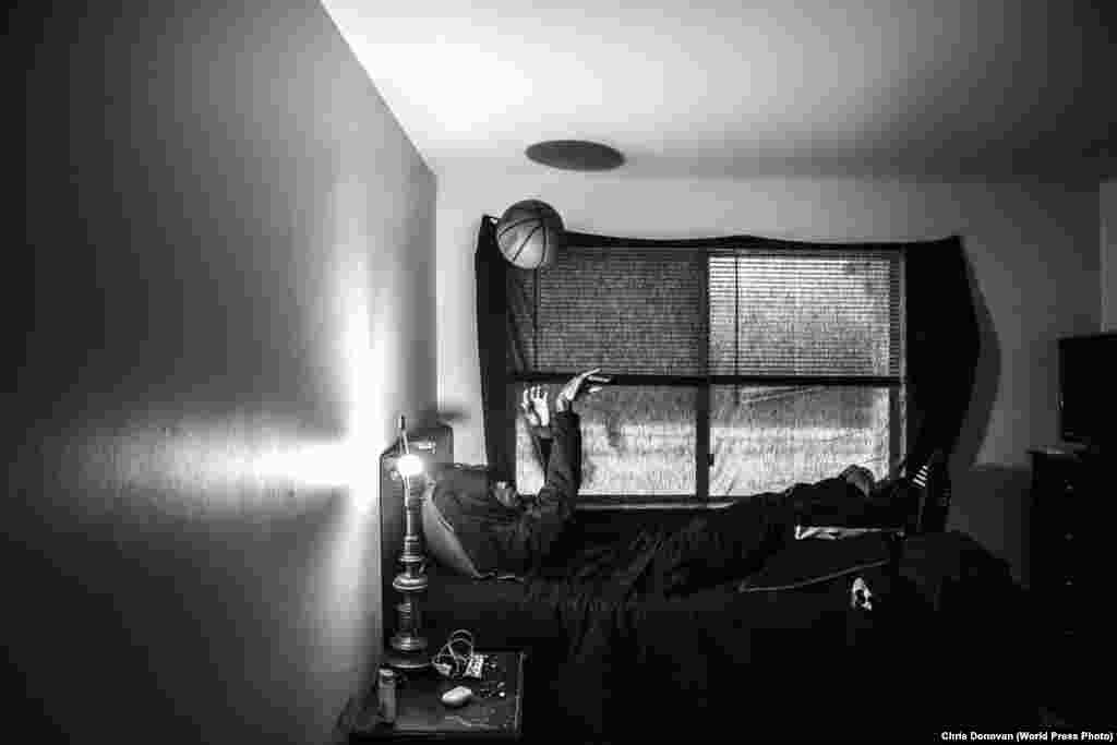 Игрок баскетбольного клуба Flint Jaguars в американском городе Флинт (24 февраля 2020). Из четырех школ баскетбола, соревновавшихся между собой, в городе осталась только одна. Первое место в категории "Спортивный фоторепортаж", автор – Крис Донован