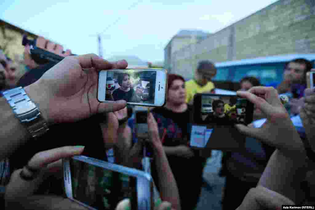 Известная азербайджанская журналистка Хадиджа Исмайлова вышла из тюрьмы 25 мая 2016 года. Приговор суда в семь с половиной лет тюрьмы ей заменили на условный в три года и шесть месяцев. В сентябре 2015 года суд в Баку признал журналистку виновной в растрате и налоговых преступлениях, но Хадиджа и ее адвокаты считали дело политическим, а процесс, который над ней проходил – с многочисленными нарушениями. Журналистка много лет расследовала коррупцию в высших эшелонах власти Азербайджана, в том числе в правящей семье. После освобождения из тюрьмы, она заявила, что не покинет Азербайджан. "Я не собираюсь убегать только потому, что кому-то не нравится то, что я говорю правду", – сказала она