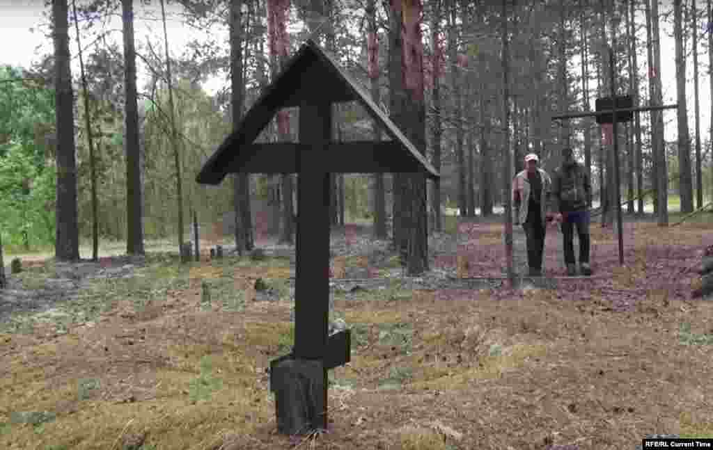 Анатолис Смилингис в конце 30-х годов был выслан из Литвы в республику Коми, в спецлагерь НКВД на реке Локчим. Сегодня 90-летний старик наотрез отказывается уезжать на родину и стал одним из главных исследователей истории "Локчимлага". Он ищет могилы репрессированных, списывается с их родственниками и пытается увековечить память погибших. Его работа практически бесконечна: ведь местные поселки, по словам Смилингиса, в буквальном смысле стоят на костях:  "Каждый год песок, ветер, дожди вымывают человеческие останки, кости. Сколько здесь было? Никто не считал, никто не знает, сколько здесь похоронено", – говорит он.  Посмотреть фильм о "Локчимлаге" и почитать истории репрессированных.