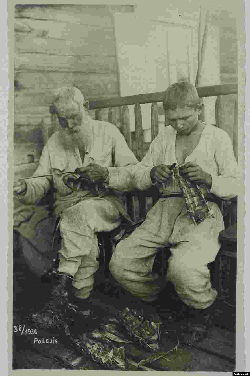 Полесские старик и мальчик плетут лапти, 1936 год 