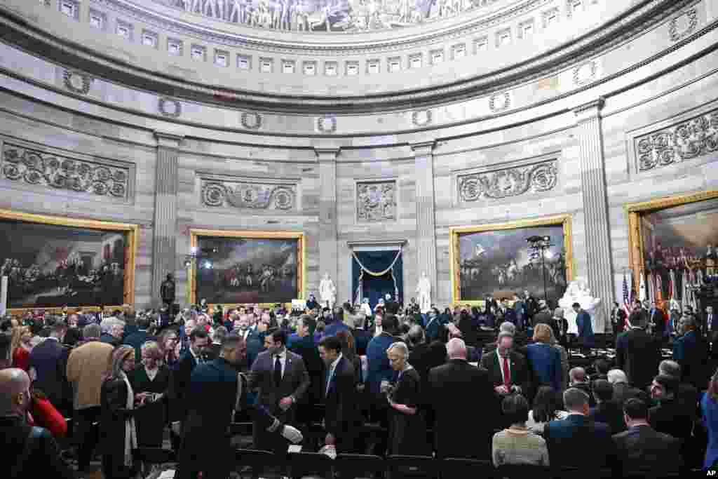 Инаугурации президентов США всегда проходят 20 января в Вашингтоне – это указано в 20-й поправке к Конституции. Главная часть церемонии – присяга президента и вице-президента. Обычно инаугурации президентов США проходят на ступенях Капитолия, но в этот раз церемонию провели внутри здания, в зале под куполом Капитолия, из-за холодной погоды, поэтому на инаугурации было гораздо меньше зрителей, чем планировалось изначально.  Всего комитет Конгресса по инаугурационным церемониям выпустил 220 тысяч билетов на мероприятие. 
