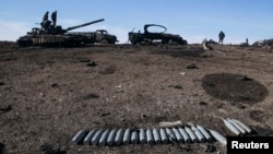 Танки и другая сожженная военная техника в Дебальцево