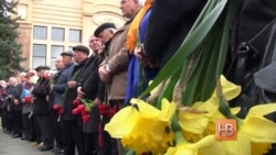 В Молдове возложили цветы к монументу Ленина В Молдове возложили цветы к монументу Ленина