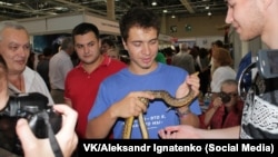 Александра Игнатенко (в центре) обвиняют в незаконной ловле животных