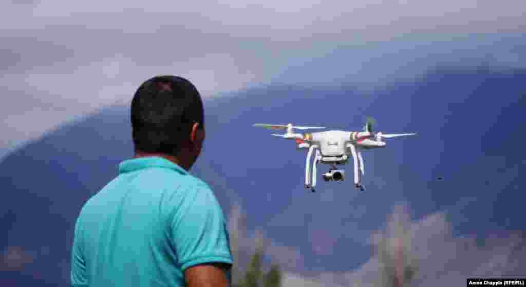 А вот то, как на Играх использовались дроны, Чапплу очень не понравилось. "Мы любим съемки с дронов, но когда они летают возле людей – это просто невежливо", – настаивает фотограф  