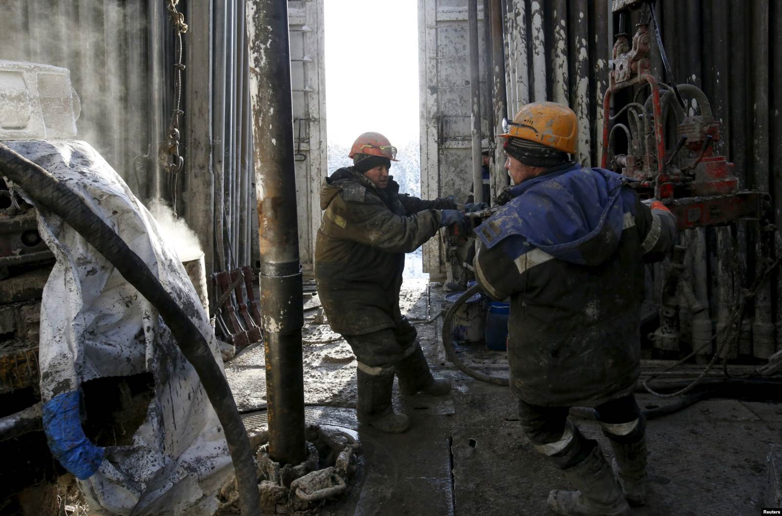 Рабочие буровой установки на нефтяном месторождении, Нижневартовск, Россия