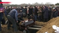 В Кемерове прошли первые похороны погибших при пожаре В Кемерове прошли первые похороны погибших при пожаре