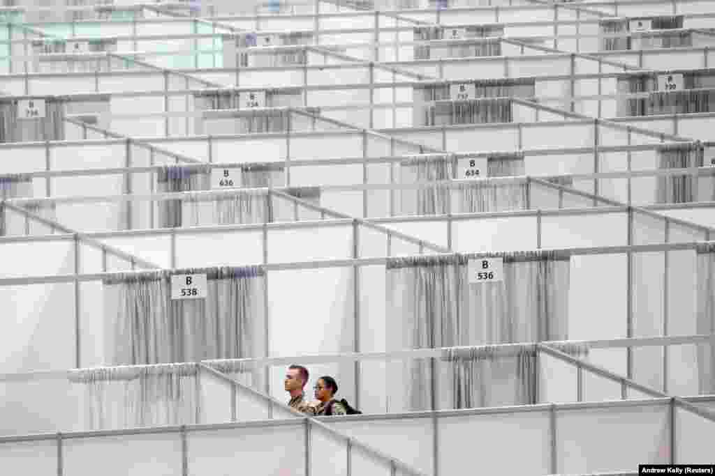 Власти Нью-Йорка, где находится эпицентр заболевания в США, переоборудовали под больницу одну из крупнейших в городе площадок – конференц-центр Якоба Явица