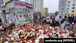 Двор "Площади Перемен" в Минске, где был избит и задержан Роман Бондаренко. Так выглядел народный мемориал в его честь, пока 15 ноября силовики не уничтожили его