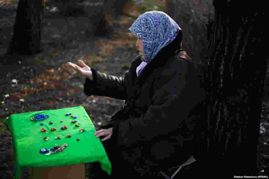 Другая женщина рассказала, что обладает даром предвидения. На улице она зарабатывает "гаданием". Его стоимость – 500 тенге ($1,3) 