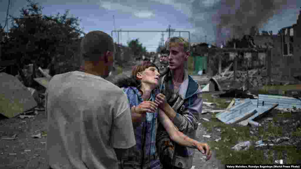 Первый приз в категории "Долгосрочные проекты": жители станицы Луганская в Донбассе приходят в себя после обстрела. Фото – Валерий Мельников