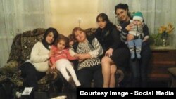 Члены семьи Аветисян из Гюмри