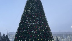 В Казахстане чиновники отправили учителей школ ставить елку на городской площади. Один мужчина разбился и теперь судится с городом В Казахстане чиновники отправили учителей школ ставить елку на городской площади. Один мужчина разбился и теперь судится с городом