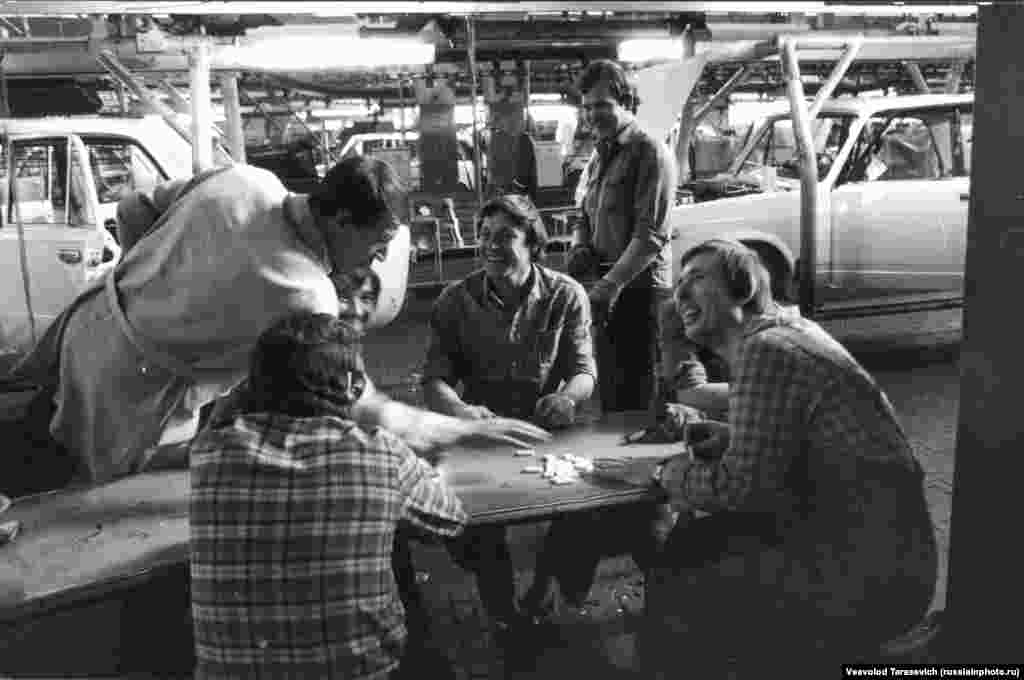 Обеденный перерыв на заводе "АвтоВАЗ" в Тольятти, где до сих пор выпускают автомобили "Лада" (бывшие "Жигули")