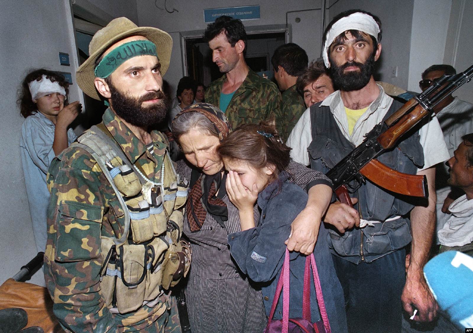 Полевой командир Шамиль Басаев и его подчиненный среди заложников в больнице Буденновска, 17 июня