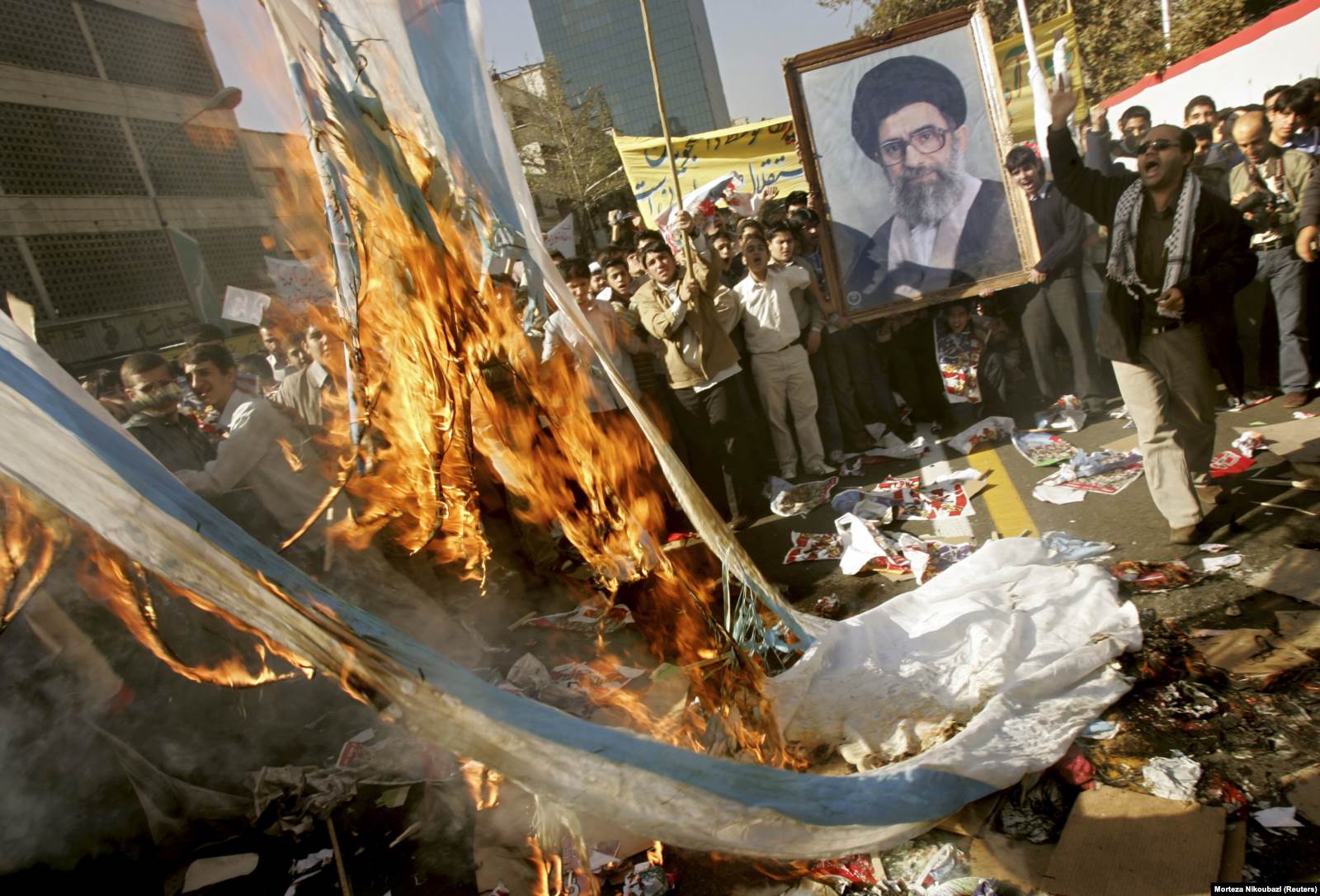 Жители Тегерана сжигают американский флаг в годовщину кризиса заложников 1979 года. Протест также прошел на фоне заявлений о введении санкций