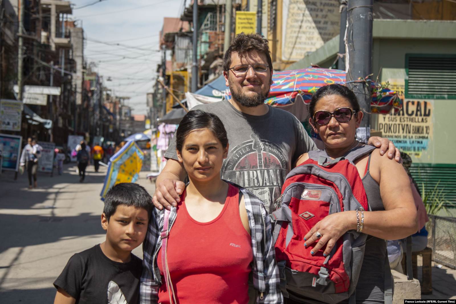 (справа налево) Сельса, правозащитник Карлос Фернандес Костюк и Найу с сыном. Фото: Франко Ловисоло