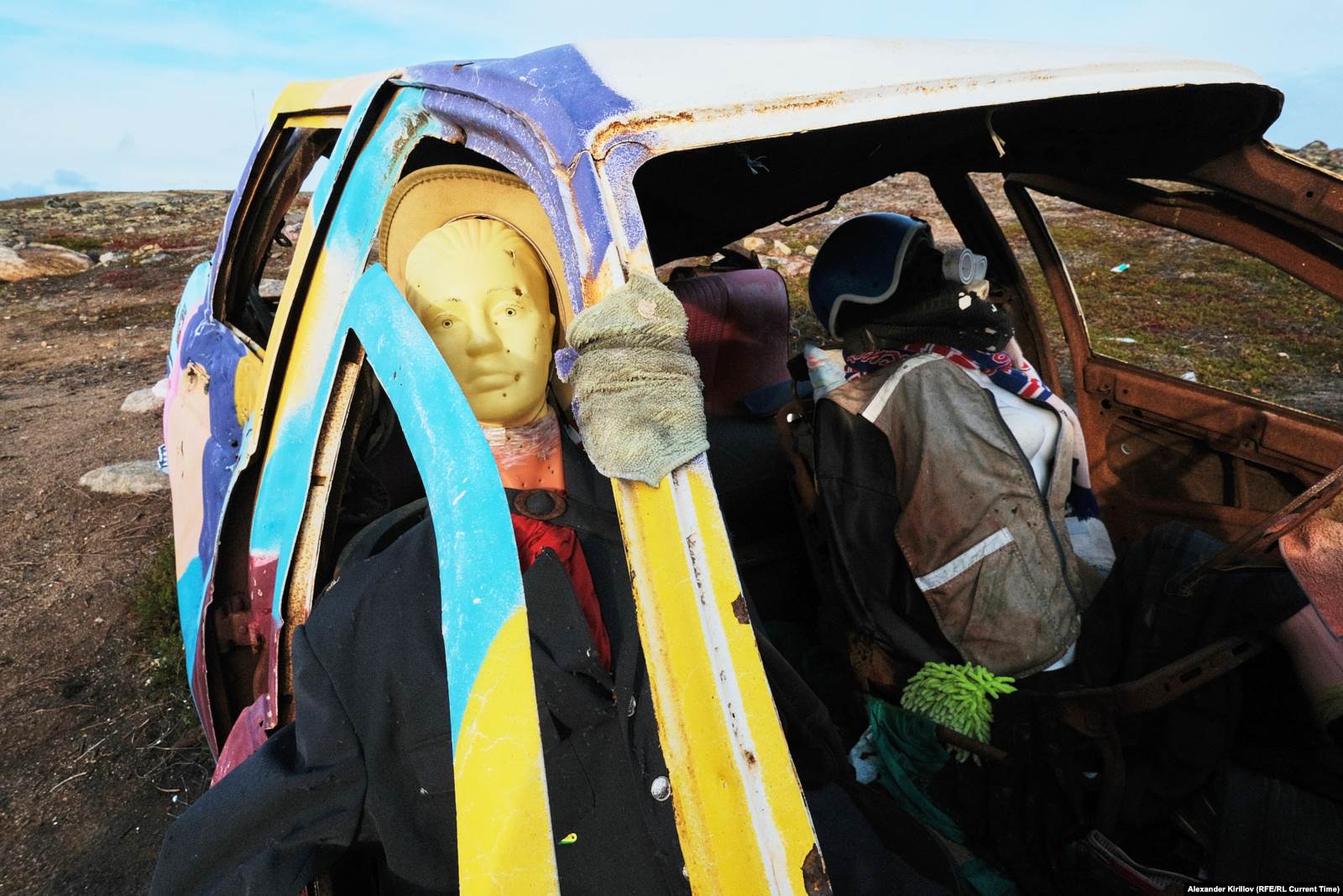  За несколько километров до Териберки на обочинах появляются первые инсталляции