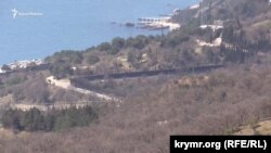 Объект в поселке Олива у Кастрополя, огороженный большим забором